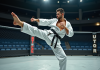 Karaté dans l’UFC : règles, impact, futur Athlète masculin en karaté effectuant un coup de pied dans une arène