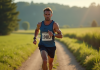 Coureur concentré en pleine course sur un sentier nature