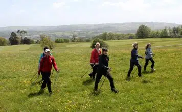 Comment aller plus vite en marche nordique ?