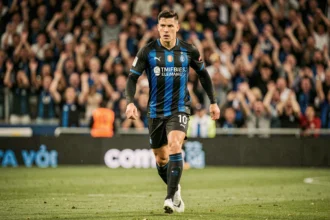 Joueur de l'Inter Milan en action sur le terrain lors d'un match de Ligue des Champions, stade plein en arrière-plan