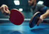 Joueur de tennis de table comparant deux raquettes haut de gamme