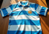 Maillot de rugby vintage argentin des années 80 sur une table en bois