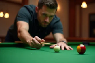 Joueur de billard plaçant soigneusement la boule blanche avant la casse réglementaire sur un tapis vert en salle de billard