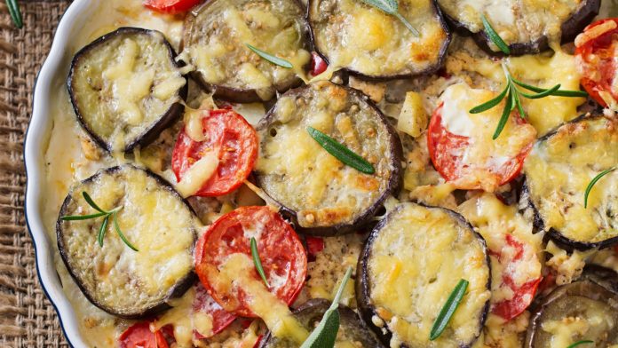 Recette minceur : gratin de pommes de terre, courgettes et tomates plein de saveurs