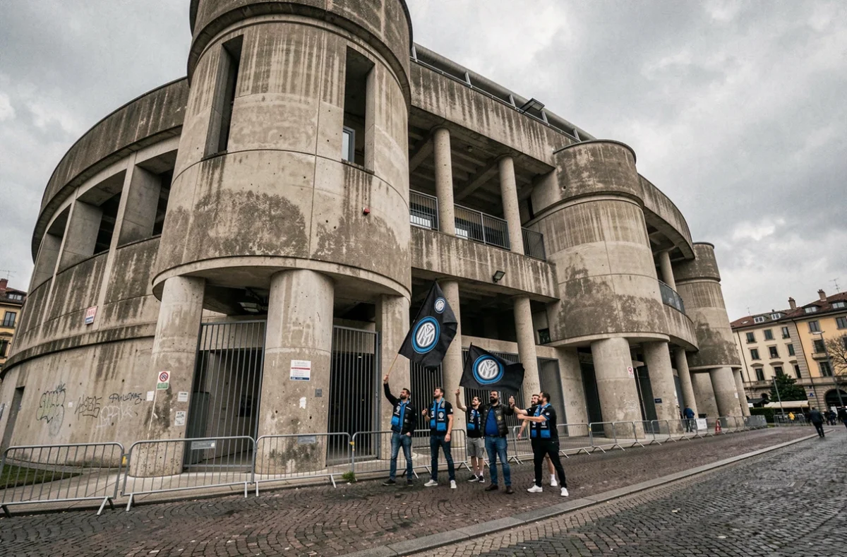 Stade San Siro de Milan avec des supporters de l'Inter arborant écharpes et drapeaux aux couleurs du club avant un match